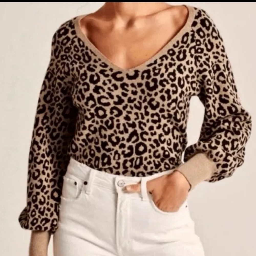Abercrombie and Fitch women's pullover sweater size M animal prints blac…